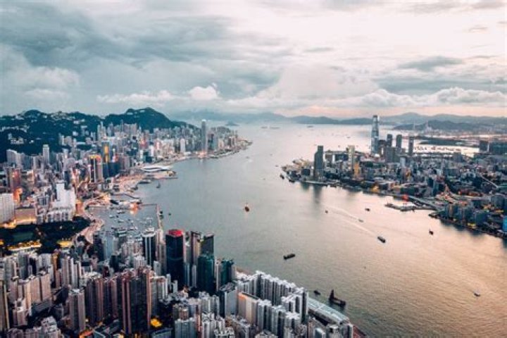 Is the Queen Elizabeth still in Hong Kong harbor